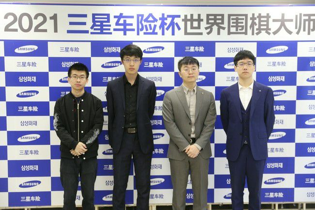随后，黑衣人从腰间掏出一把黑色的手枪，对准了蒋明的额头。